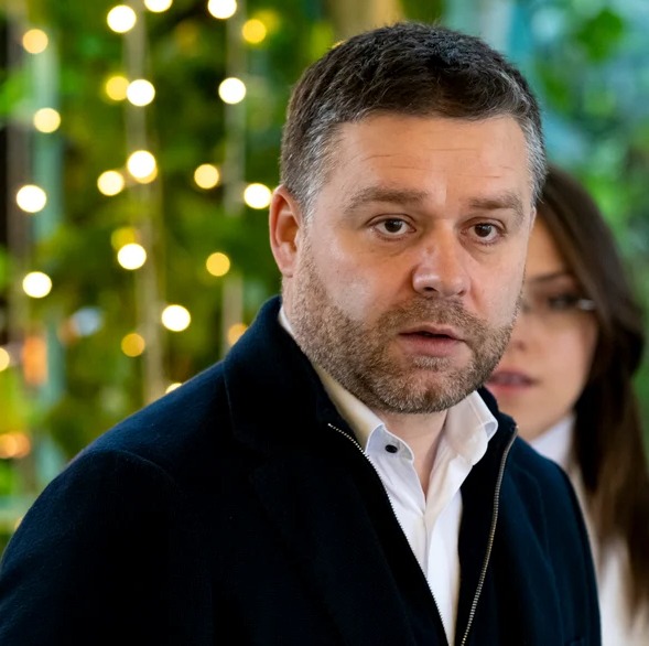 Ciprian Ciucu, jignit pe stradă după ce a devenit primar general. Ce salariu încasează edilul Capitalei: