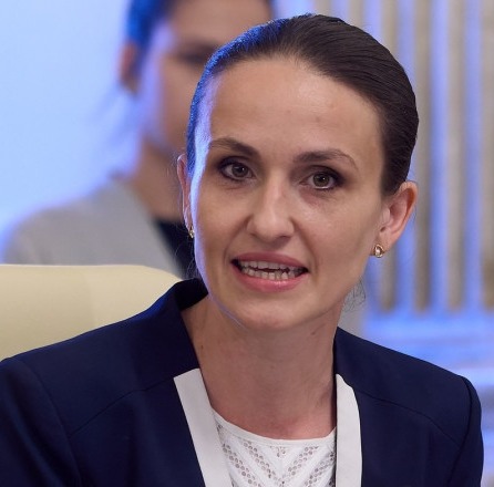 Situație tensionată pentru Oana Țoiu după decizia controversată care a stârnit reacții în Parlament