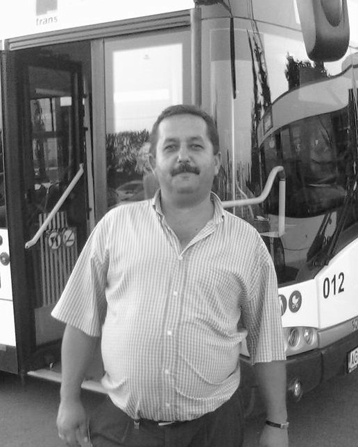 Constantin, șofer de autobuz din Pitești, și-a pierdut viața în timp ce se afla la volan. Gestul rapid al pasagerilor a evitat un…