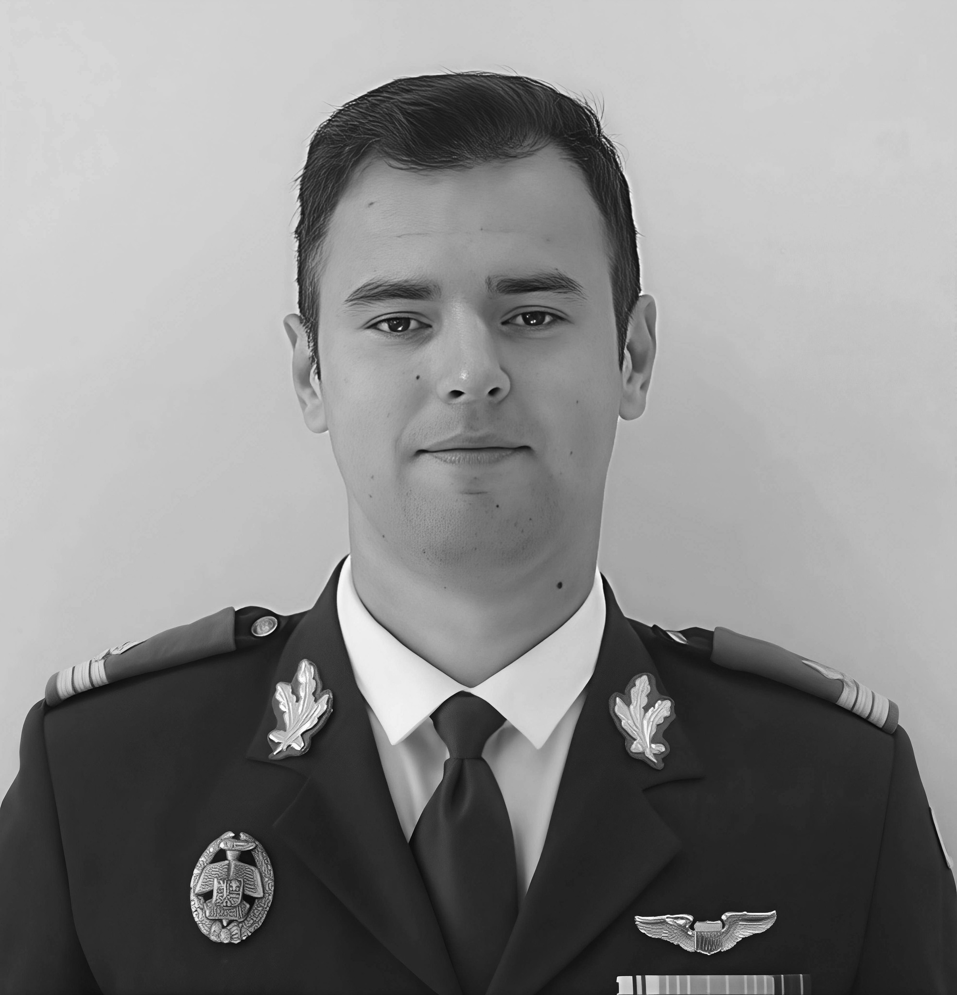 Durere fără margini! Ce s-a văzut pe cer la funeraliile lui Octavian, pilotul care și-a pierdut viața încercând să…