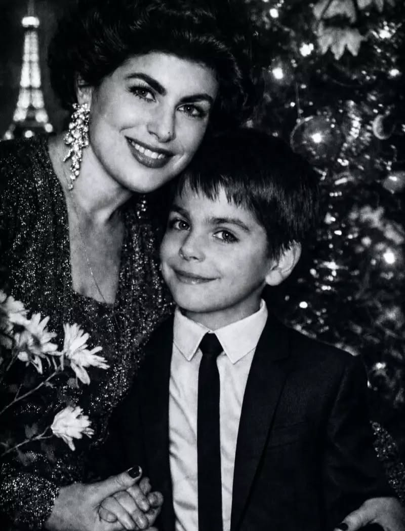 Îl recunoști pe băiețelul din imagine? Astăzi este una dintre cele mai apreciate figuri din televiziune!