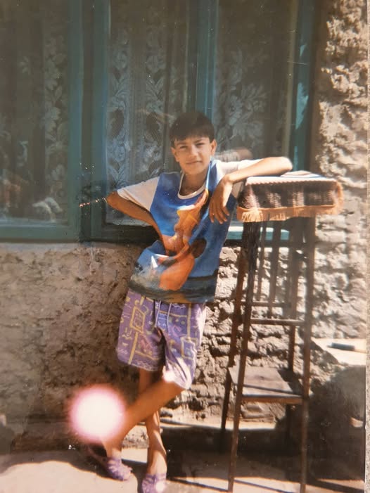 „Mama venea de la cantină cu sacoșele de mâncare…” Povestea dureroasă a unui artist român care a crescut în sărăcie