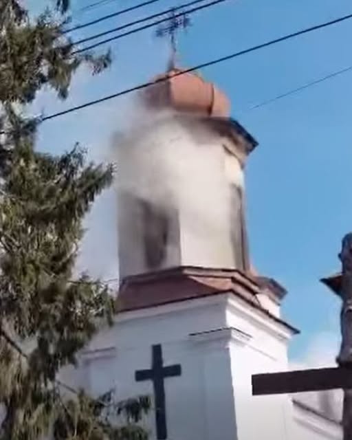 Doamne ferește! Biserica a fost cuprinsă de flăcări…