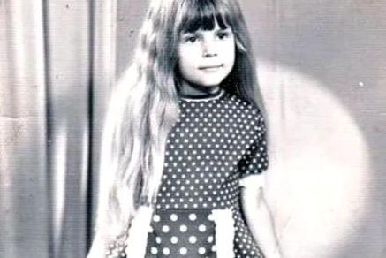 Fetița din imagine a ajuns una dintre cele mai cunoscute și controversate femei din România. Astăzi, numele ei este pe buzele tuturor. Îți dai seama cine este?