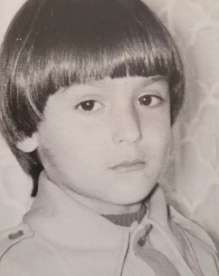 Îl recunoști?  Băiețelul din imagine este azi unul dintre cei mai iubiți bărbați din România! Are succes, o familie superbă și e topit după soția lui