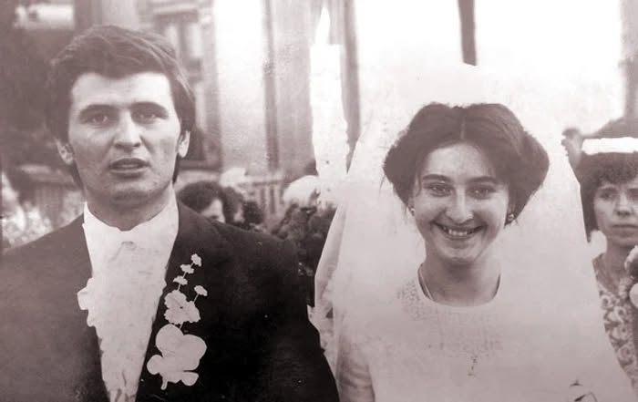 Așa arătau în tinerețe . Azi, după 50 de ani, sunt încă împreună… dar puțini știu prin ce încercări cumplite au trecut . Povestea lor te va lăsa fără cuvinte!