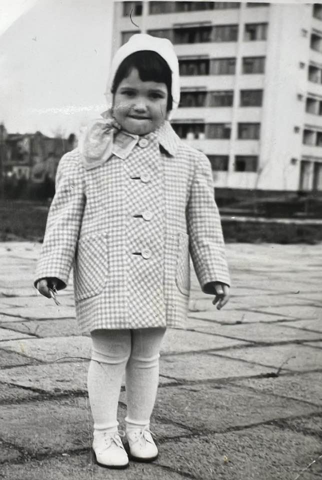 O recunoști pe fetița din imagine? Azi este o vedetă iubită din România, dar puțini știu cât suferă din cauza copiilor ei: „Mă bucur pentru ei… dar îmi lipsesc enorm”