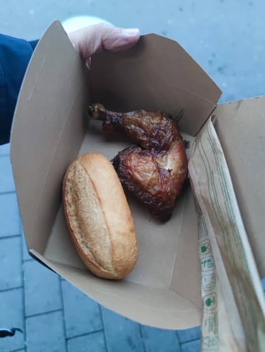 Cât a plătit un client pentru o pulpă de pui și o chiflă  în 2026. Bonul care a stârnit reacții