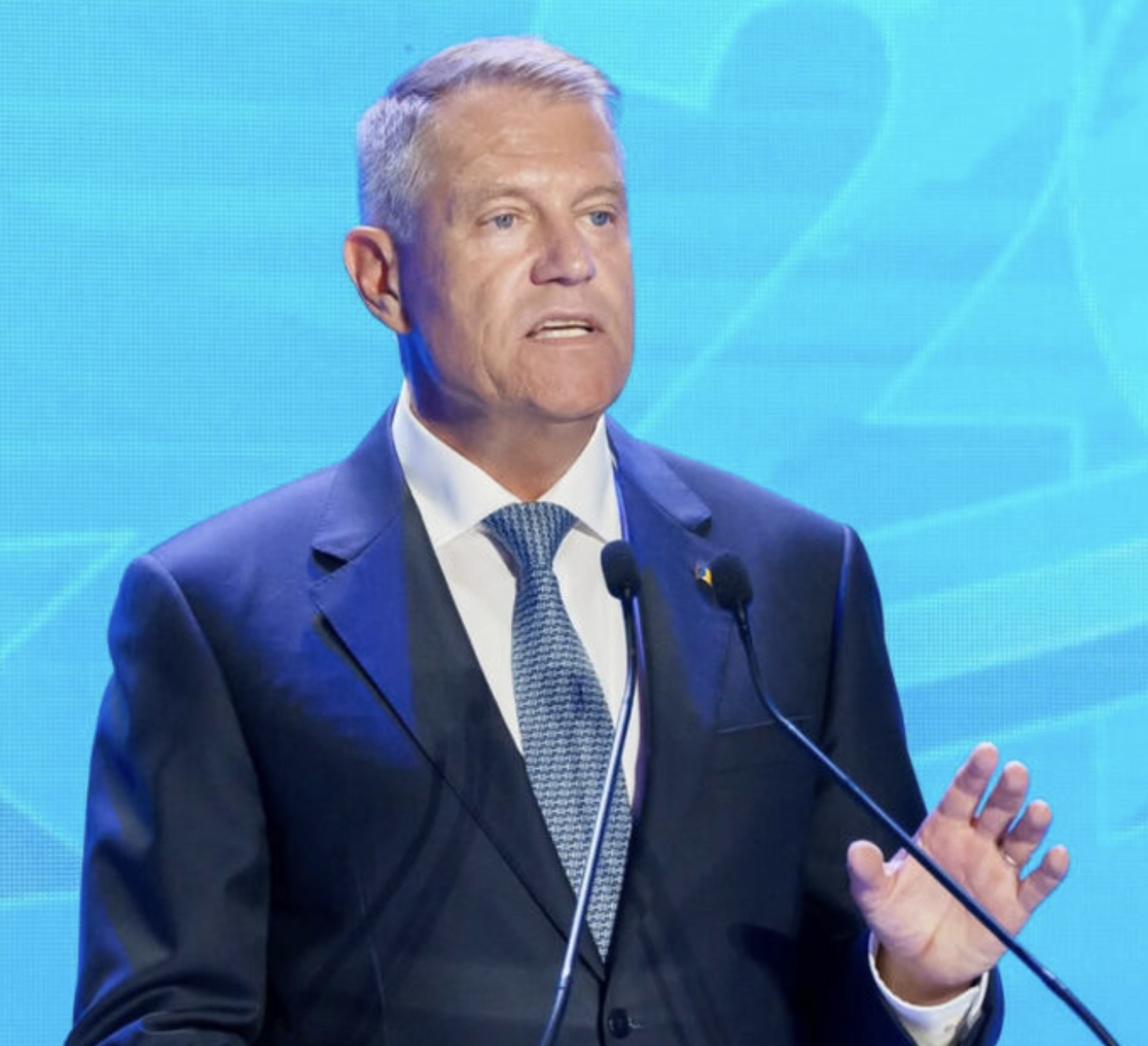 Klaus Iohannis, de nerecunoscut la un an după ce a părăsit funcția de președinte! Transformarea care i-a surprins pe toți: