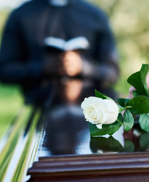 Cât primești ajutor de înmormântare în 2026 și cât ajunge, de fapt, o înmormântare în România