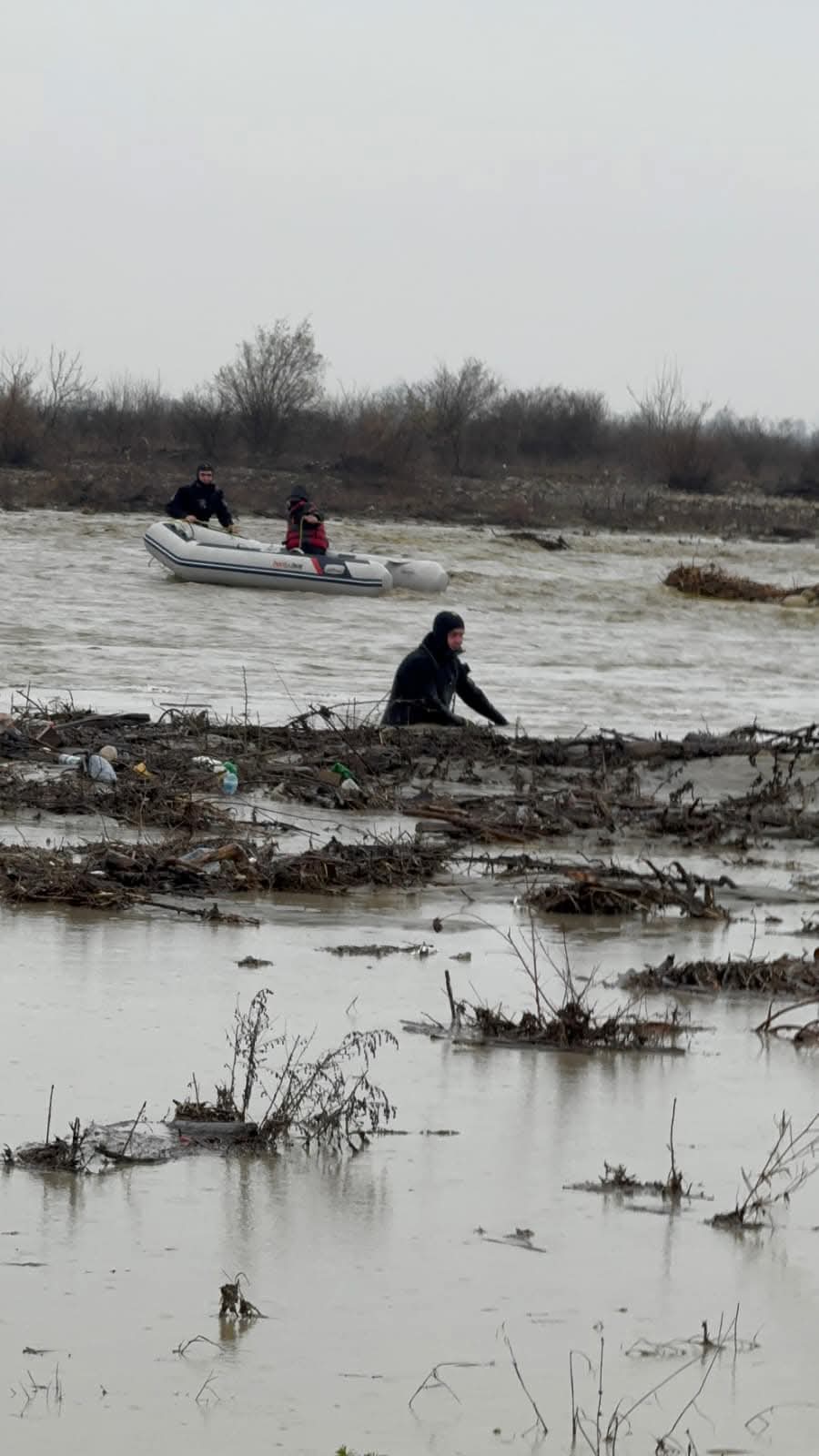 Alertă de cod portocaliu de inundații! Drum județean închis după o alunecare de teren