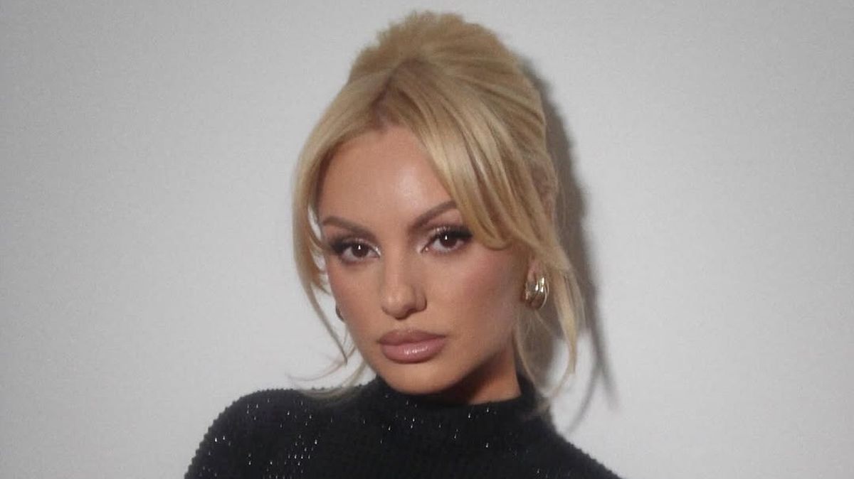 Surpriză uriașă! Alexandra Stan, surprinsă cu burtica de gravidă!