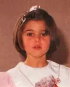 O recunoști pe fetița din imagine? Astăzi este una dintre cele mai iubite artiste din România