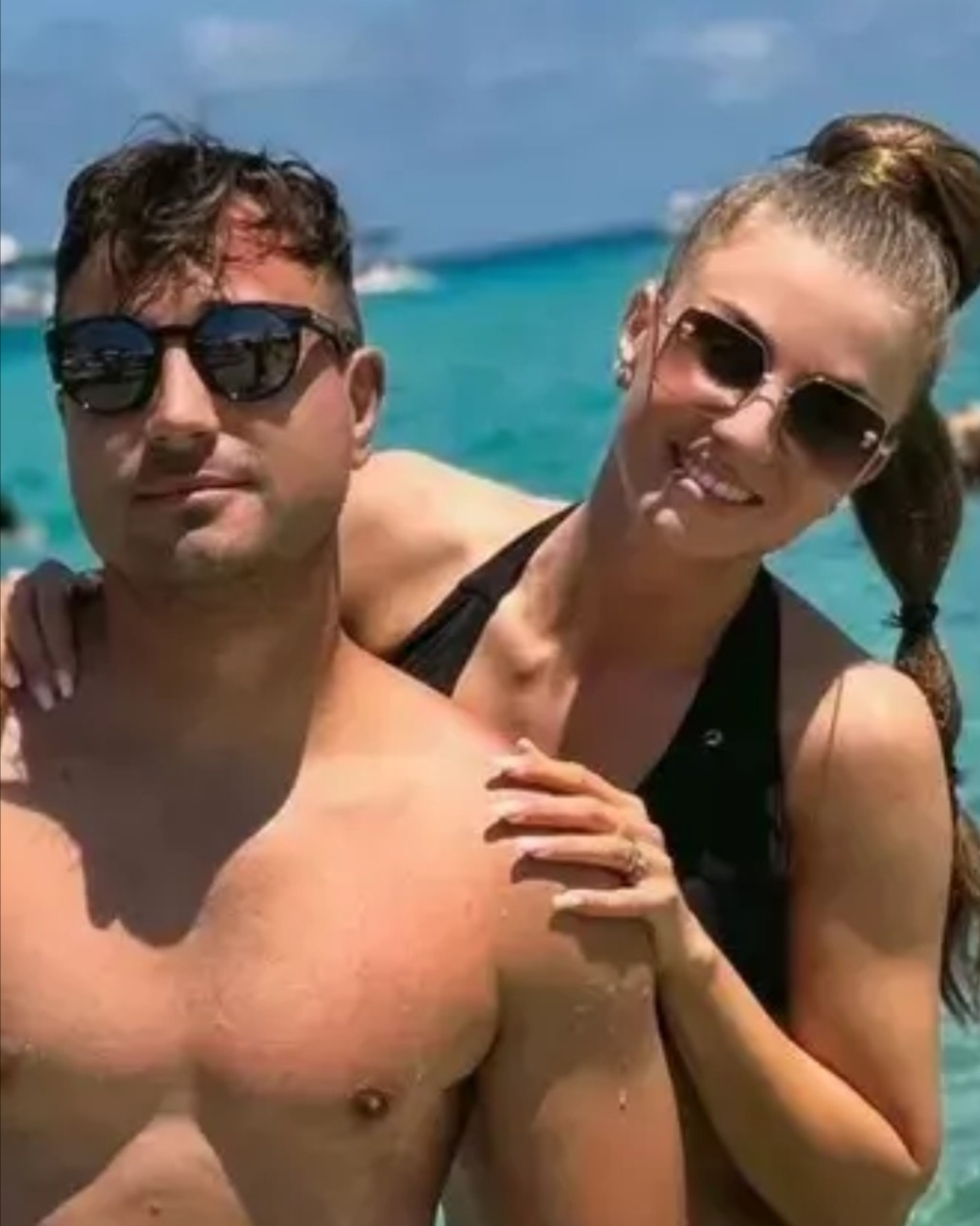 A apărut deja altcineva! Valentin Sanfira, surprins în vacanță cu o femeie misterioasă, la scurt timp după divorțul de Codruța Filip