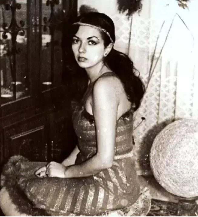 De la sufrageria modestă din România la viața de lux din străinătate! Azi e căutată de vedete din toată lumea – o recunoști?