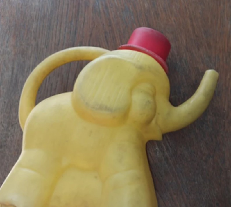 Jucăria copilăriei a devenit raritate! Cât valorează azi celebrul „elefant”