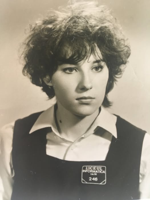 O recunoști? Vedeta TV cu un soț erou și o poveste de iubire incredibilă care a început… dintr-o întâmplare!