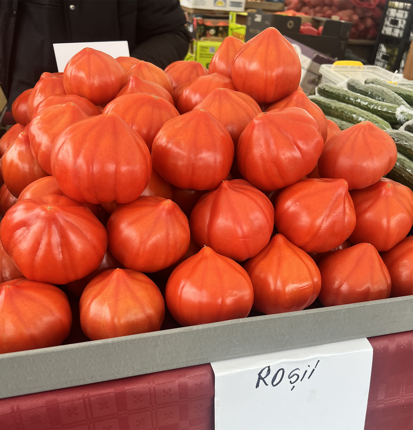 Roșiile au devenit lux înainte de Paște! Cât costă acum un kilogram în Piața Obor