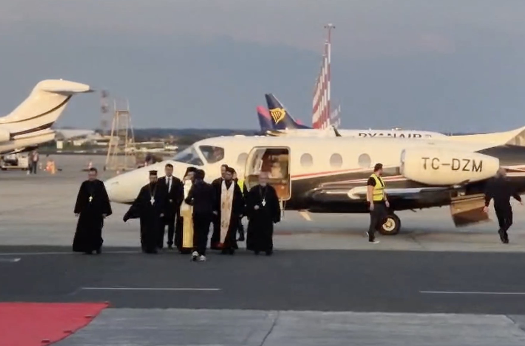 Lumina Sfântă a ajuns în București, cu un avion privat. Primele imagini
