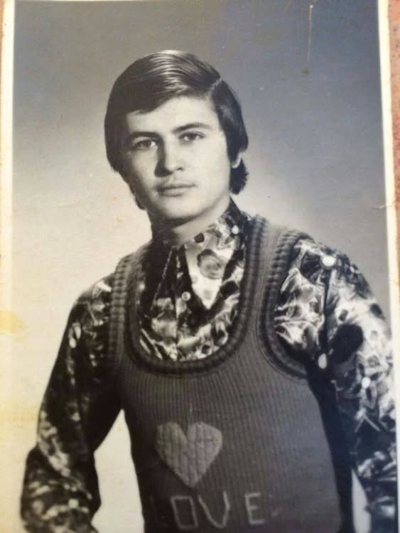 Îl recunoști? Azi este un nume uriaș în România, dar drama prin care a trecut te va lăsa fără cuvinte