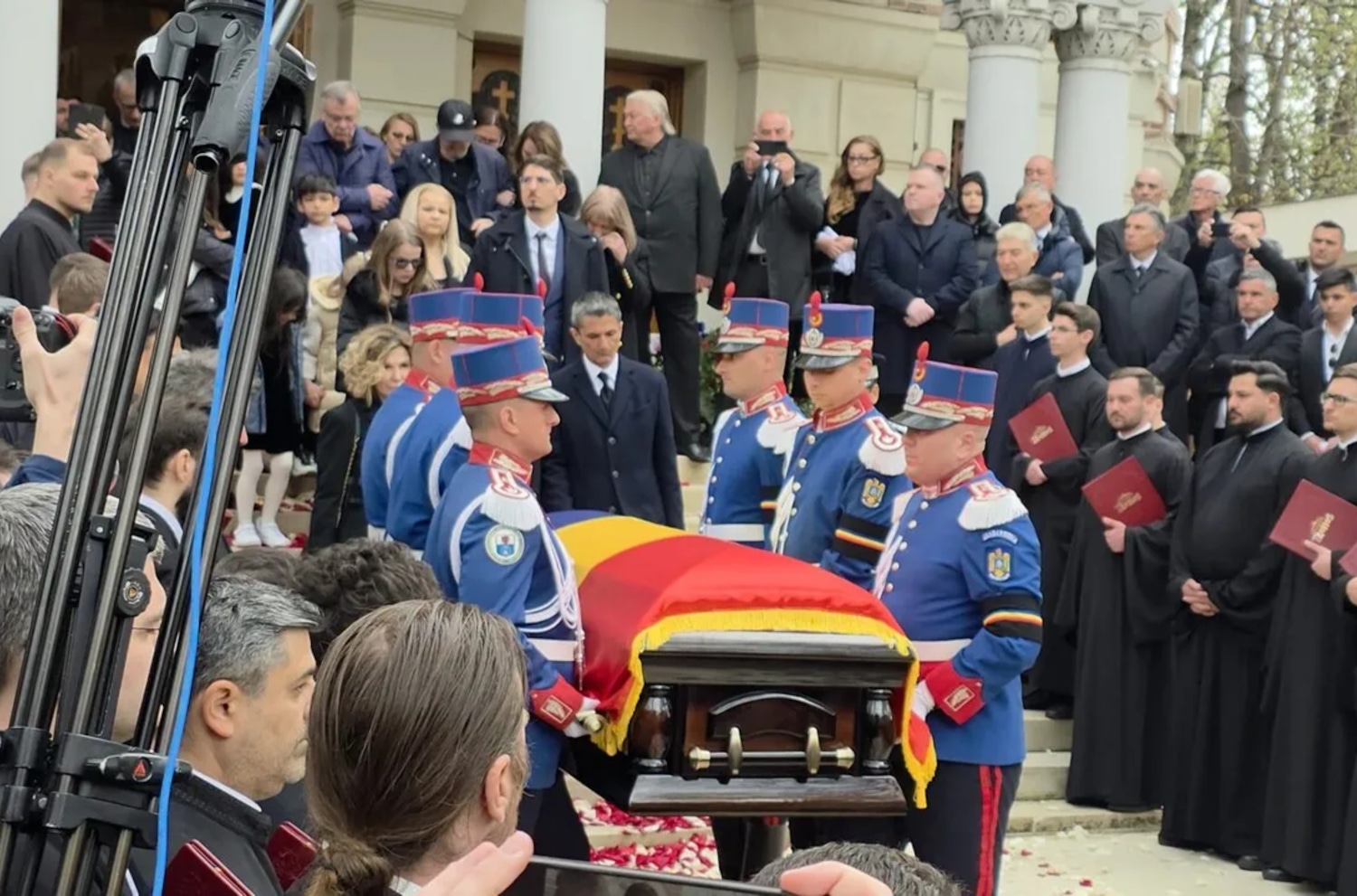 Ce s-a trăit cu adevărat în biserică, la slujba lui Mircea Lucescu: mărturii care au impresionat pe toată lumea