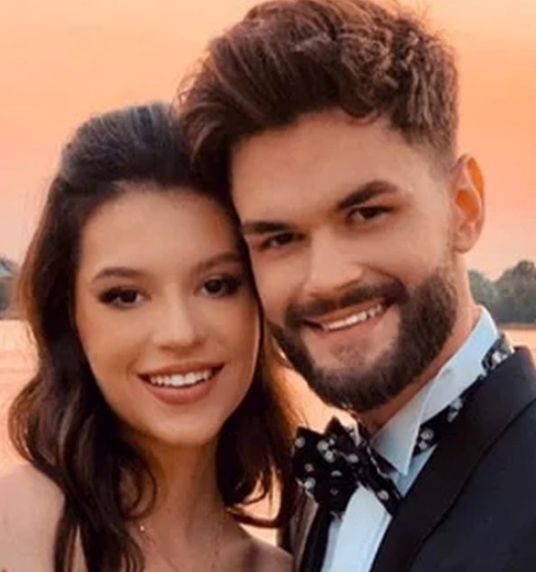 Surpriză uriașă! Este însărcinată și nimeni nu a bănuit până acum