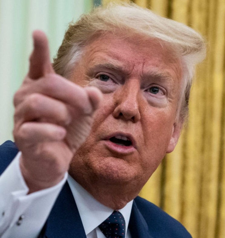 Donald Trump a postat o imagine bizară în care Iisus Hristos îl îmbrățișează și americanii s-au revoltat. Detaliul observat de fani