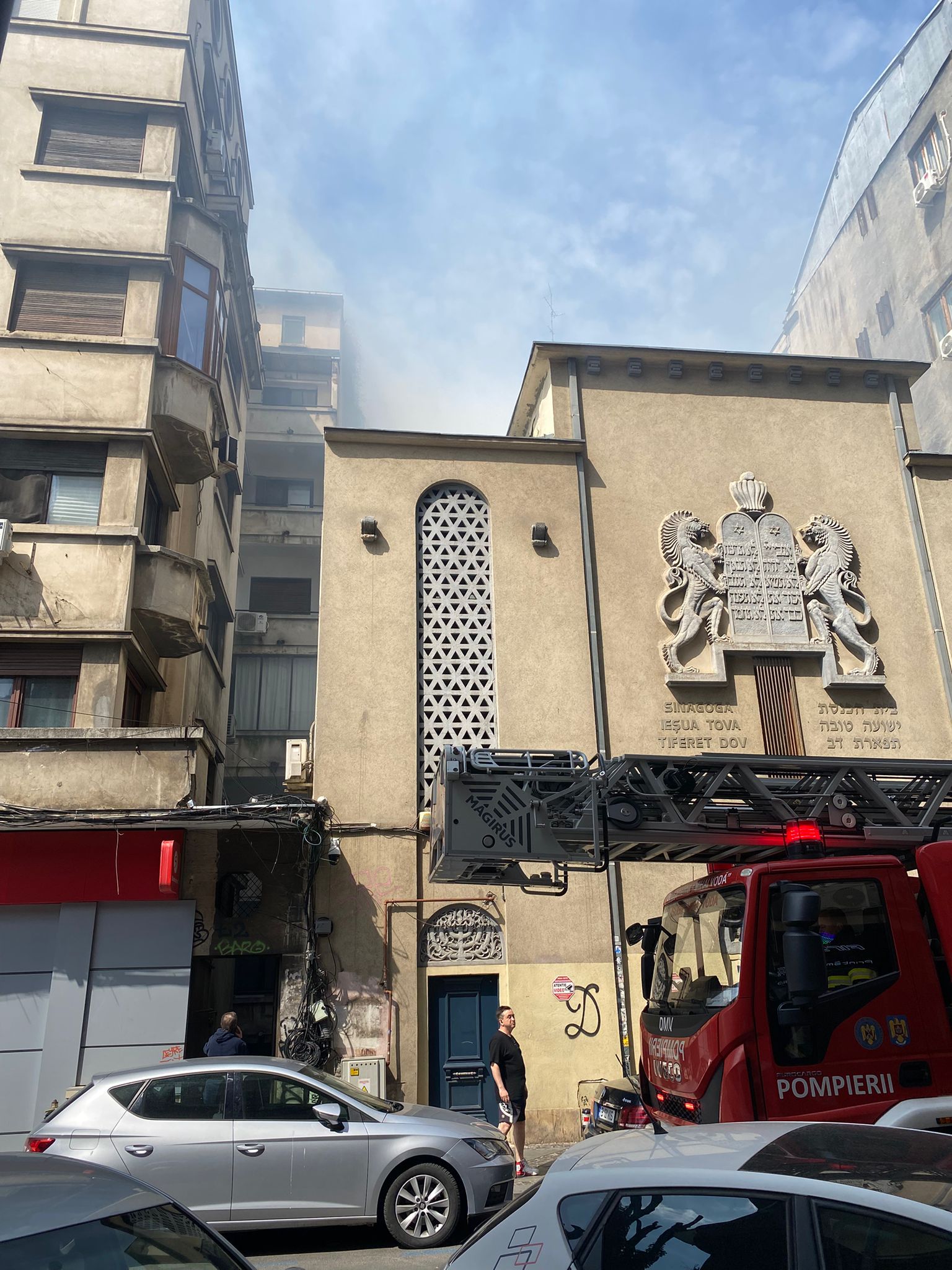 Incendiu în centrul Bucureștiului! Sinagoga din Piața Amzei, cuprinsă de flăcări