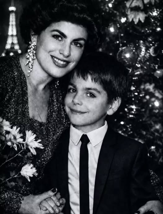 Îl recunoști pe copilul din imagine? Astăzi este o figură cunoscută din televiziune și unul dintre cei mai apreciați experți în modă