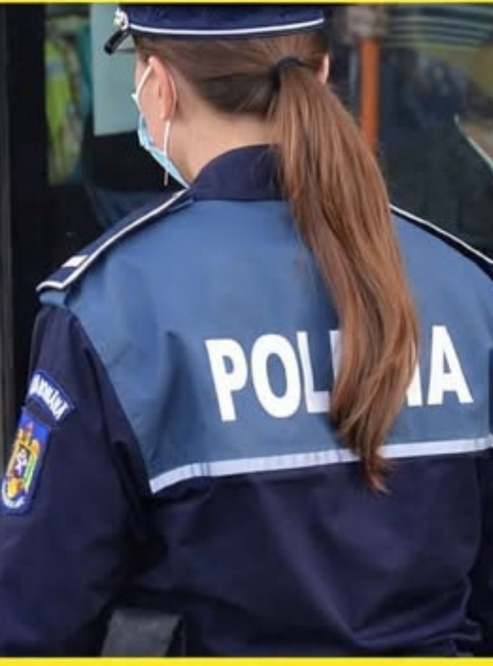 O polițistă, surprinsă într-o ipostază riscantă chiar în uniformă – ce făcea la geam i-a lăsat pe toți fără cuvinte