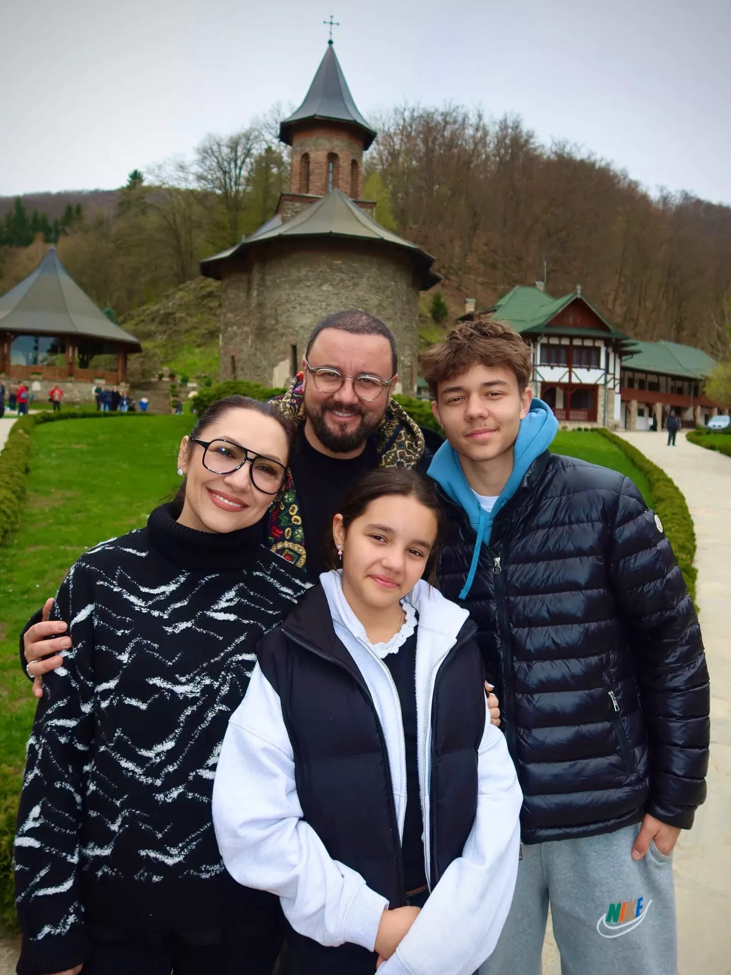 Există momente în viață care nu pot fi explicate prin logică, dar care rămân întipărite adânc în suflet. Un astfel de moment a fost trăit de Cătălin Măruță în a doua zi de Paște, când o simplă vizită la Mănăstirea Prislop s-a transformat într-o experiență profundă și neașteptată.  O vizită care s-a transformat într-o experiență spirituală  După câteva zile petrecute în liniște la Brașov, alături de familie, Cătălin Măruță și soția sa, Andra, au decis să ajungă la unul dintre cele mai cunoscute locuri de pelerinaj din România — mormântul părintelui Arsenie Boca.  Pentru Andra, această vizită a fost o premieră. Însă ceea ce părea doar o oprire spirituală s-a transformat rapid într-un moment cu totul special pentru întreaga familie.  „Sunt momente pe care nu le poți planifica” 6  Fără să fi stabilit nimic în prealabil, familia s-a reunit într-un mod aproape inexplicabil. Mama prezentatorului, venită din Târgu Jiu, a ajuns în același timp la Prislop, fără ca întâlnirea să fi fost planificată.  Momentul a fost descris de Cătălin Măruță ca fiind unul cu o încărcătură emoțională aparte, greu de pus în cuvinte:  „Sunt momente pe care nu le poți planifica… doar le trăiești. Fără să ne vorbim, fără să stabilim nimic, am ajuns fiecare acolo și ne-am întâlnit. Toți. În același timp.”  Întâlnirea a fost percepută ca un semn, ca o chemare comună către liniște, credință și apropiere.  O reuniune de suflet, fără cuvinte  Pentru prezentator, revederea cu mama sa în acel loc încărcat spiritual a avut o semnificație profundă. Nu a fost nevoie de explicații sau de planuri — totul s-a întâmplat natural, ca și cum drumurile lor ar fi fost ghidate de același gând.  „N-a fost o întâlnire programată. A fost una simțită. Ca și cum ne-a chemat același lucru. Și când ne-am văzut, n-a mai fost nevoie de cuvinte.”  Astfel de momente rare scot la iveală forța legăturilor de familie și importanța lucrurilor simple, dar esențiale.  Un Paște despre liniște și familie  Pentru familia Măruță, sărbătorile pascale din acest an au fost marcate de echilibru și reconectare. Alături de copiii lor, Eva și David, Cătălin Măruță și Andra au ales să petreacă timpul departe de agitația cotidiană, concentrându-se pe familie și pe momentele autentice.  Imaginile publicate ulterior pe rețelele sociale au surprins nu doar frumusețea locului, ci și emoția sinceră a reîntâlnirii.  Mai mult decât o vizită  Vizita la Mănăstirea Prislop nu a fost doar un simplu pelerinaj, ci un moment de introspecție și apropiere sufletească.  În liniștea locului unde mii de oameni vin anual pentru rugăciune, familia Măruță a trăit o experiență care nu poate fi planificată, dar care apare exact atunci când este nevoie.