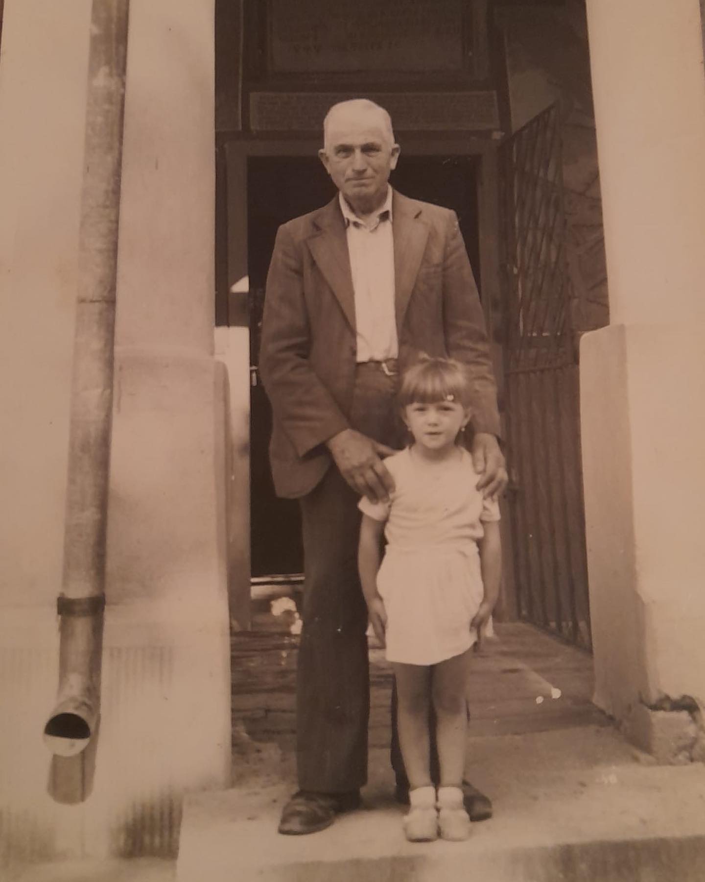 O recunoști? De la copilăria la țară la celebritate totală – povestea emoționantă a uneia dintre cele mai iubite vedete din România