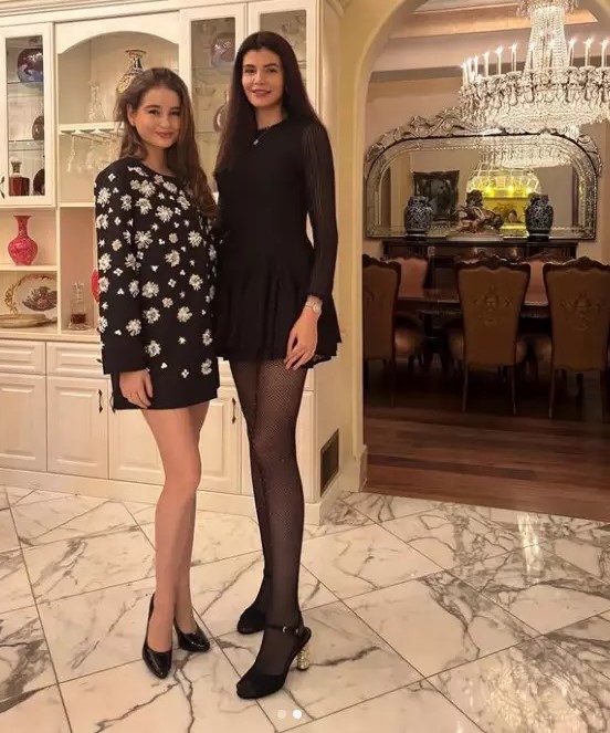 Irina Columbeanu surprinde complet! Poză „la podea” ca un model profesionist și imagini rare alături de mama ei din vila spectaculoasă din Malibu