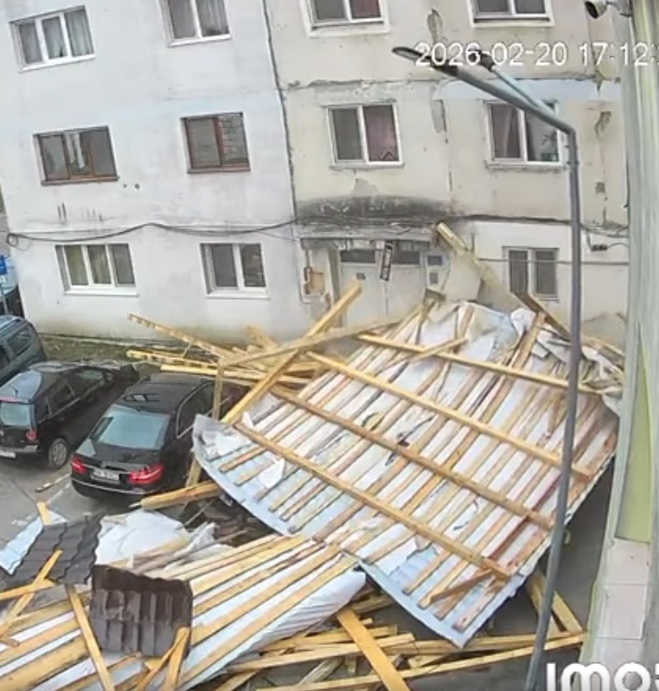 Un bărbat și-a pierdut viața după ce acoperișul unui bloc a fost smuls de vânt și s-a prăbușit peste el