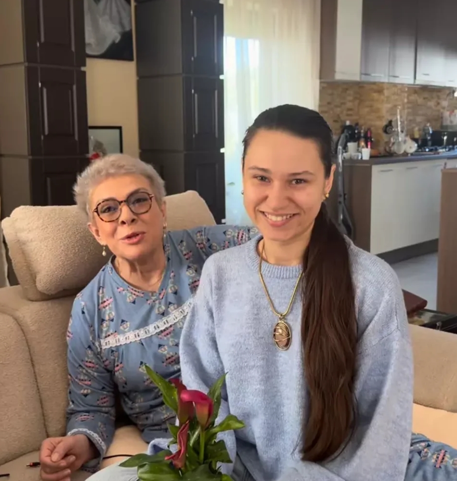 A reapărut după mult timp! Fiica adoptivă a Teo Trandafir, schimbare spectaculoasă la aproape 22 de ani . Povestea telefonului care i-a transformat viața vedetei pentru totdeauna!