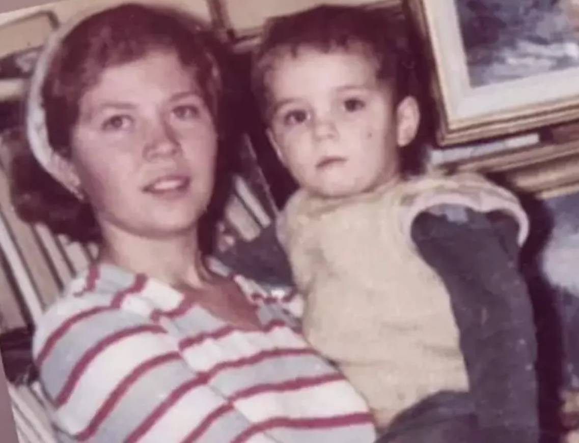 Cutremurător! A crescut într-un coșmar ascuns: „Închisă în baie, bătută fără milă…” Azi e unul dintre cei mai cunoscuți artiști din România. Îl recunoști?