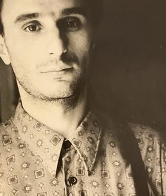 De nerecunoscut!  Așa arăta când era tânăr și timid… Azi este un nume uriaș în România, dar dispariția lui de pe TV îi face pe mulți să spună…