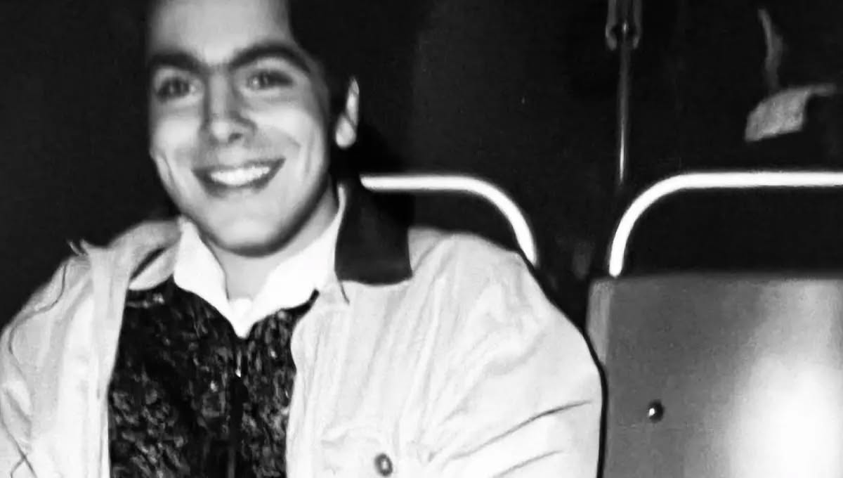Îl recunoști? Tânărul din imagine avea doar 18 ani și avea să devină una dintre cele mai influente figuri din showbizul românesc