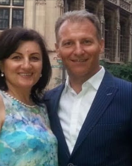 Dinu Iancu Sălăjanu, cunoscut atât ca interpret de muzică populară, cât și ca lider politic și președinte al Consiliului Județean Sălaj, se află din nou în centrul atenției publice, de această dată datorită averii sale considerabile. Documentele oficiale indică un patrimoniu solid, construit în timp, care include terenuri, locuințe, venituri constante și economii semnificative.  Proprietăți numeroase și investiții bine calculate  Potrivit celei mai recente declarații de avere, artistul-politician deține mai multe terenuri intravilane, majoritatea achiziționate prin contracte de vânzare-cumpărare. Acestea sunt amplasate în județul Sălaj, în special în zone precum Hurez și Zalău, și însumează zeci de mii de metri pătrați.  Pe lângă acestea, în portofoliul său se regăsește și un teren agricol situat în județul Cluj. Toate aceste achiziții sugerează o strategie clară de investiție în domeniul imobiliar, dezvoltată treptat de-a lungul anilor.  Case și construcții de valoare  În ceea ce privește imobilele, Dinu Iancu Sălăjanu și familia sa dețin mai multe locuințe. Prima casă a fost cumpărată la sfârșitul anilor ’90, iar ulterior au urmat alte achiziții și construcții.  Una dintre cele mai impresionante proprietăți este o locuință spațioasă construită în Zalău, cu o suprafață generoasă, care reflectă nivelul investițiilor realizate în timp. În total, portofoliul imobiliar include mai multe case situate în județul Sălaj.  Venituri consistente din mai multe surse  Veniturile familiei sunt, de asemenea, semnificative. Pe lângă salariul obținut din funcția publică, artistul câștigă bani din drepturi de autor și activități conexe domeniului muzical.  În același timp, soția sa contribuie substanțial la bugetul familiei, prin activități în domeniul medical și afaceri private. Împreună, veniturile anuale ale familiei ajung la valori ridicate, ceea ce explică stabilitatea financiară și posibilitatea de a investi constant.  Conturi și economii importante  Pe lângă proprietăți și venituri, declarația de avere indică și existența unor economii considerabile în conturile bancare. Acestea reflectă o gestionare atentă a resurselor și o acumulare financiară realizată în timp.  Carieră dublă: muzică și politică  Parcursul lui Dinu Iancu Sălăjanu este unul aparte, combinând succesul artistic cu implicarea politică. După ani de activitate în muzica populară, acesta a intrat în politică și a ajuns să ocupe funcții importante la nivel local.  Această dublă carieră i-a oferit vizibilitate, dar și oportunități financiare diverse, contribuind la consolidarea averii sale.  Ancheta care a atras atenția publică  Recent, numele său a fost asociat și cu o anchetă desfășurată de Direcția Națională Anticorupție, în cadrul unui dosar care vizează suspiciuni legate de atribuirea unor contracte publice.  Deși situația este încă în curs de clarificare, acest context a readus în prim-plan atât cariera politică, cât și averea acumulată de-a lungul timpului.  O avere construită în timp  În ansamblu, patrimoniul lui Dinu Iancu Sălăjanu reflectă ani de activitate în două domenii diferite, dar complementare din punct de vedere financiar. Proprietățile, veniturile și investițiile indică o poziție solidă din punct de vedere economic, chiar dacă în prezent se află sub atenția opiniei publice.