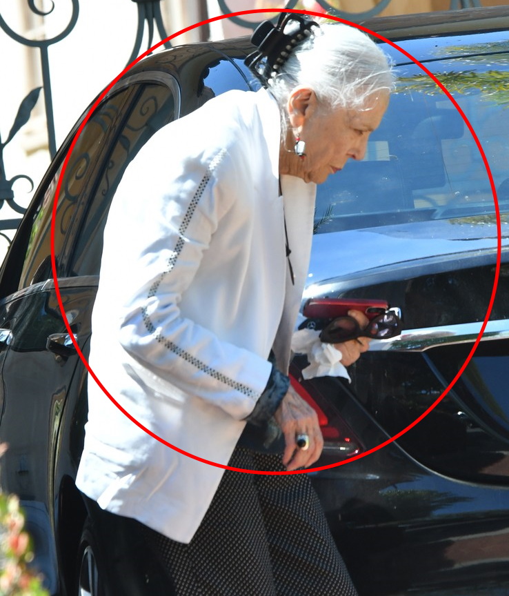 De nerecunoscut, dar elegantă ca întotdeauna! O mai recunoști?