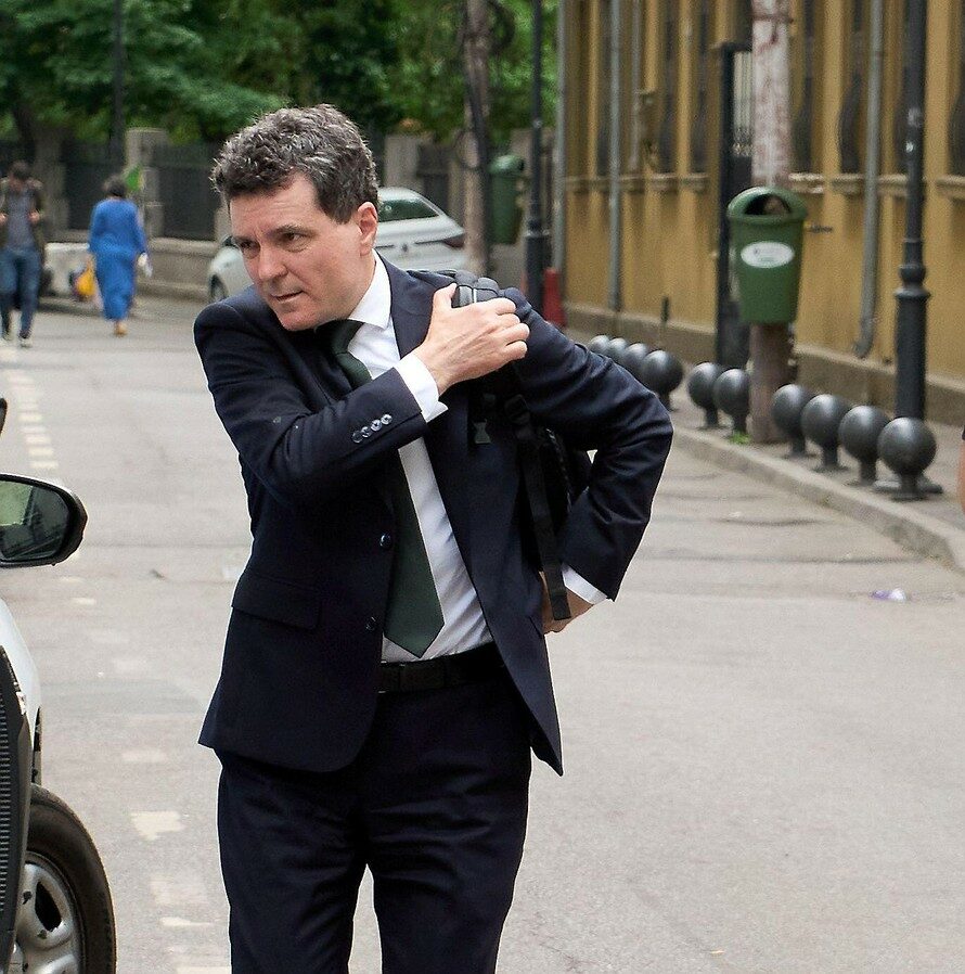 Cât costă rucsascul lui Nicușor Dan, de fapt. N-a renunțat la el nici în timpul vizitei oficiale la Erevan