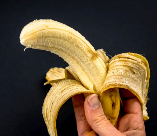 Ce sunt „firele” de pe banane și de ce nu ar trebui să le mai îndepărtezi imediat