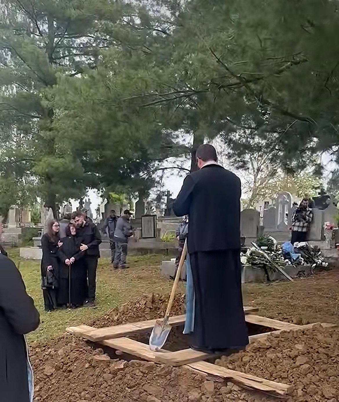 Numai mamă să nu fii! Mama lui Ioan Isaiu a cedat la groapă…
