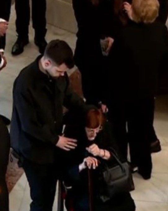 Ți se rupe sufletul! În timpul înmormântării, mama lui Ioan Isaiu nu și-a putut stăpâni durerea