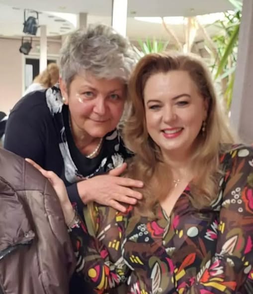 O recunoști pe celebra blondă care a făcut furori în România? A fost una dintre cele mai admirate femei din țară, iar astăzi, la 50 de ani, are o viață complet diferită!