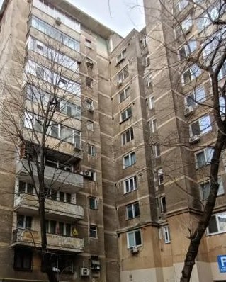 O mamă s-a aruncat de la etaj împreună cu trei dintre copiii săi după ce a…