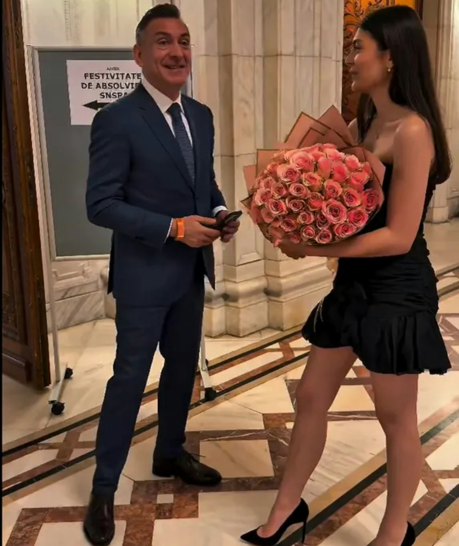 Ilie Dumitrescu, apariție emoționantă la absolvirea fiicei sale. Gestul care a atras toate privirile: un impresionant buchet de trandafiri roz și un mesaj plin de mândrie