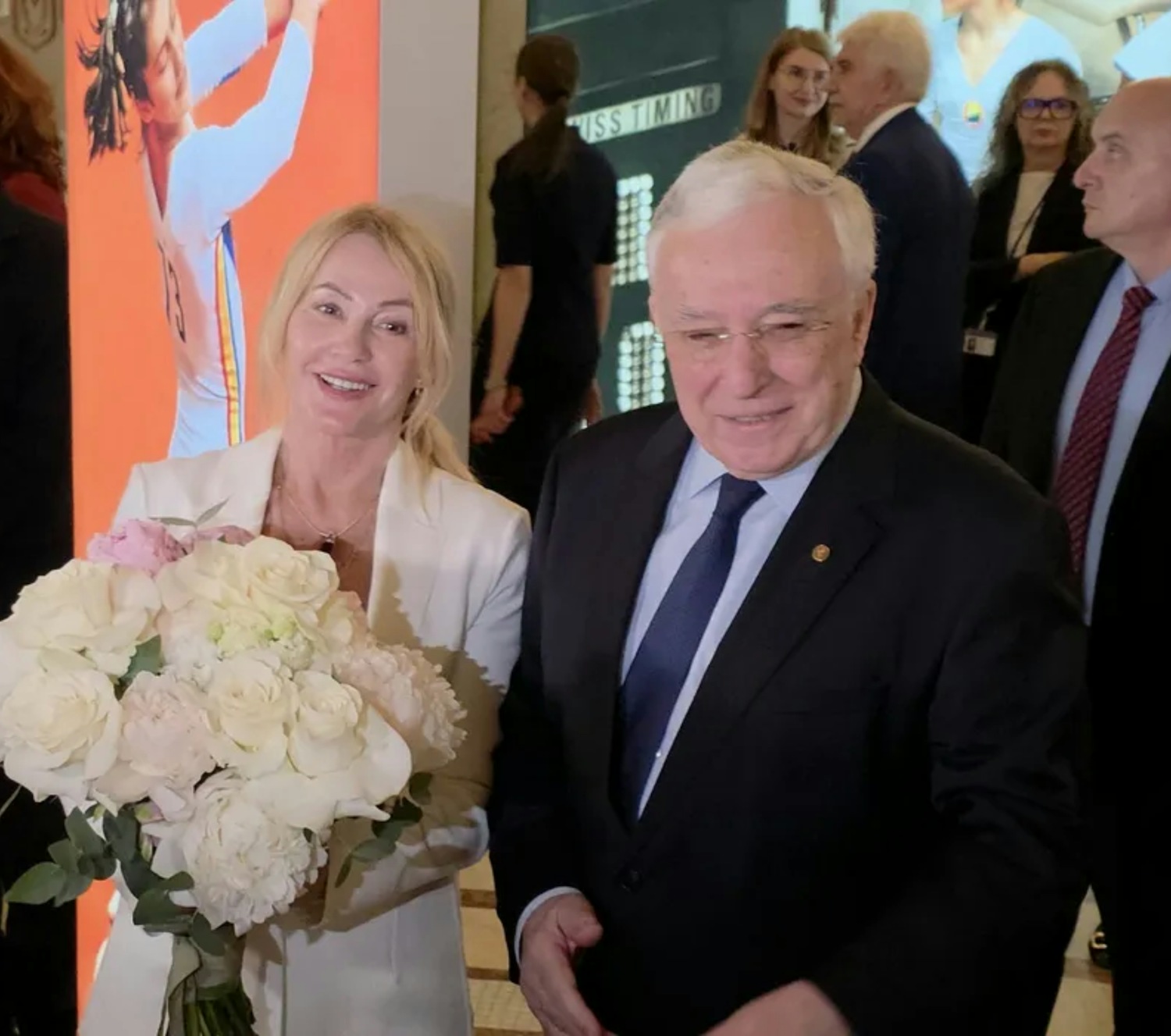 Moment emoționant pentru Nadia Comăneci la BNR. Ce cadou special a primit de la Mugur Isărescu și cum a reacționat după discursul guvernatorului