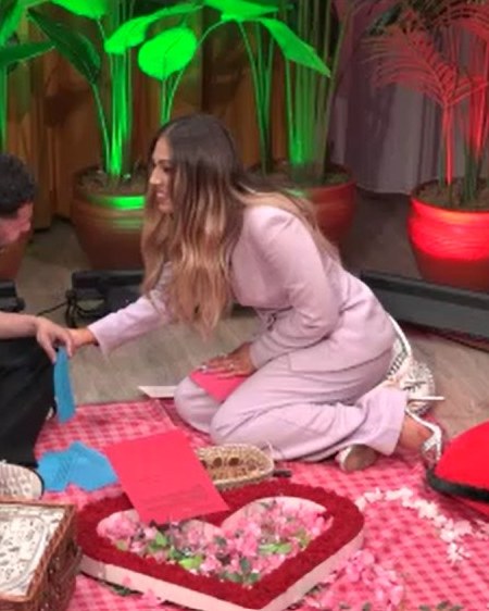 Iosif fierbe de nervi după ce Lucia îi pune mâna pe picior lui…