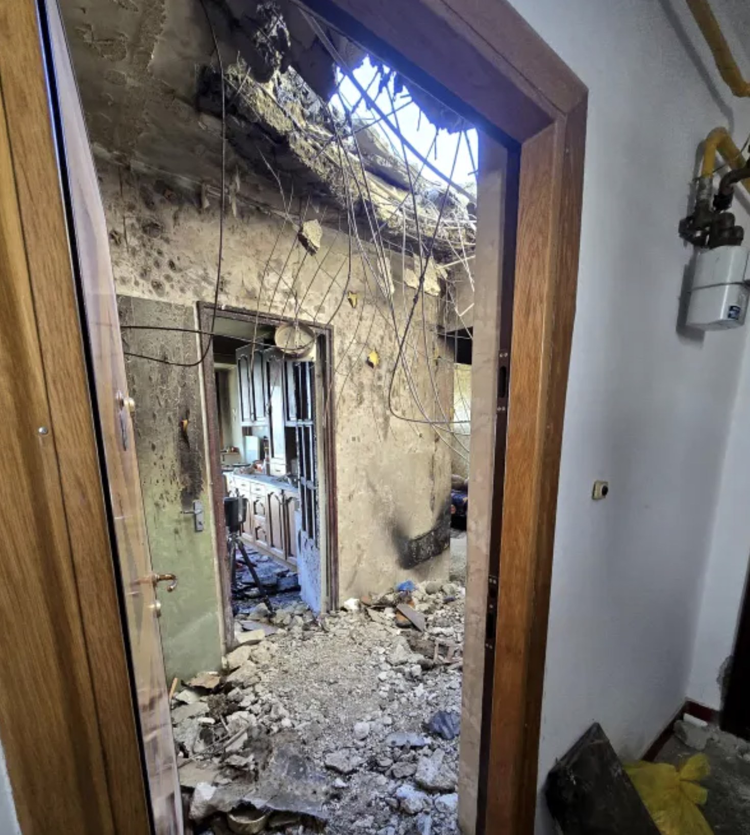 Imagini dramatice din Galați după impactul unei drone. Apartamentul afectat a fost devastat de explozie și incendiu